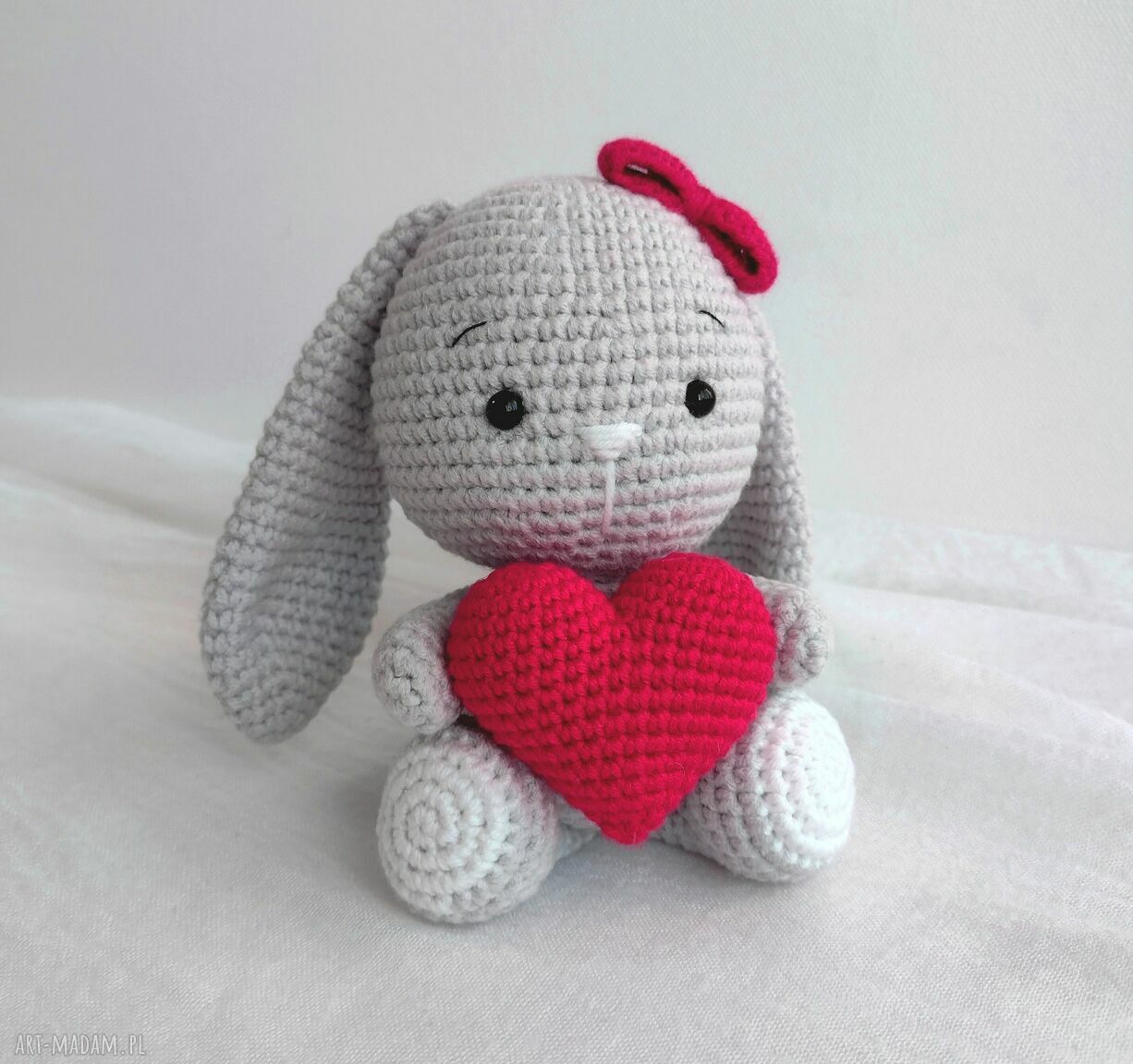Króliczek z czerwonym serduszkiem - walentynkowy prezent handmade dla niej