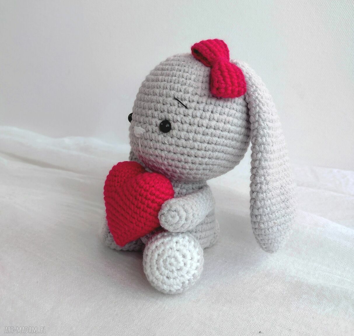 Króliczek z czerwonym serduszkiem - walentynkowy prezent handmade dla niej