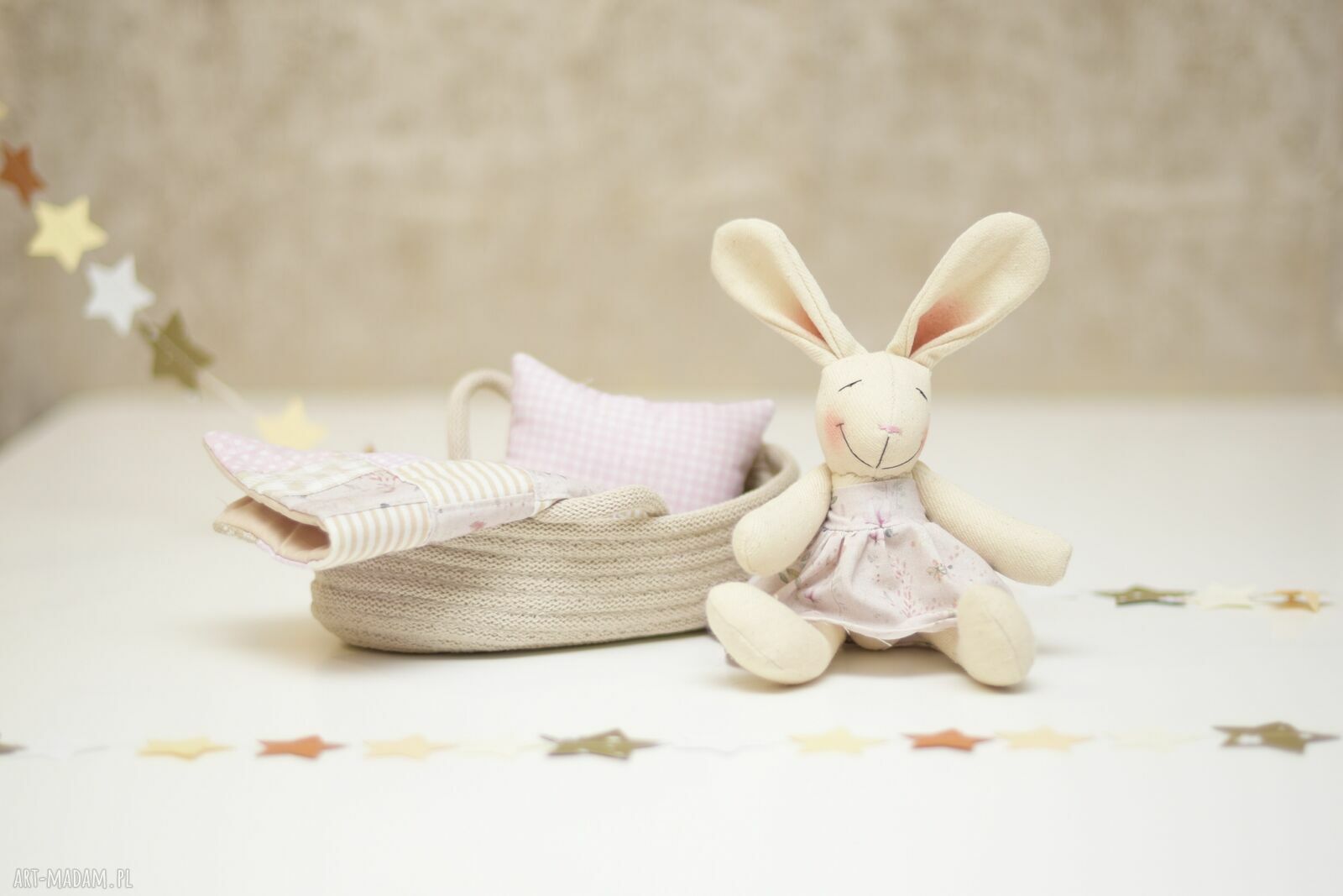 Króliczek z łóżeczkiem i koszem - personalizowany prezent