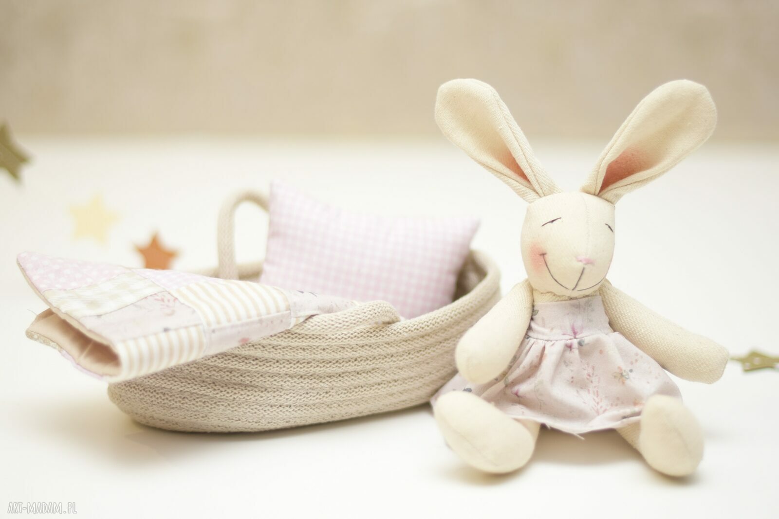 Króliczek z łóżeczkiem i koszem - personalizowany prezent