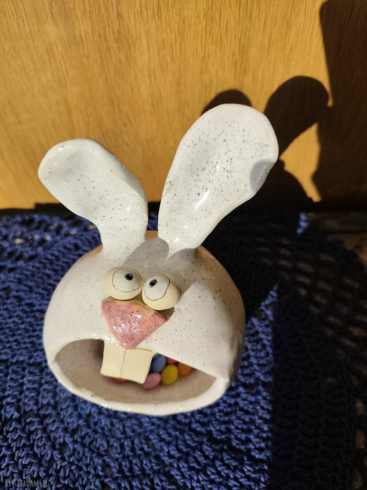 Królik miseczka ceramiczna na Wielkanoc - słodkie jajeczka i cukierki