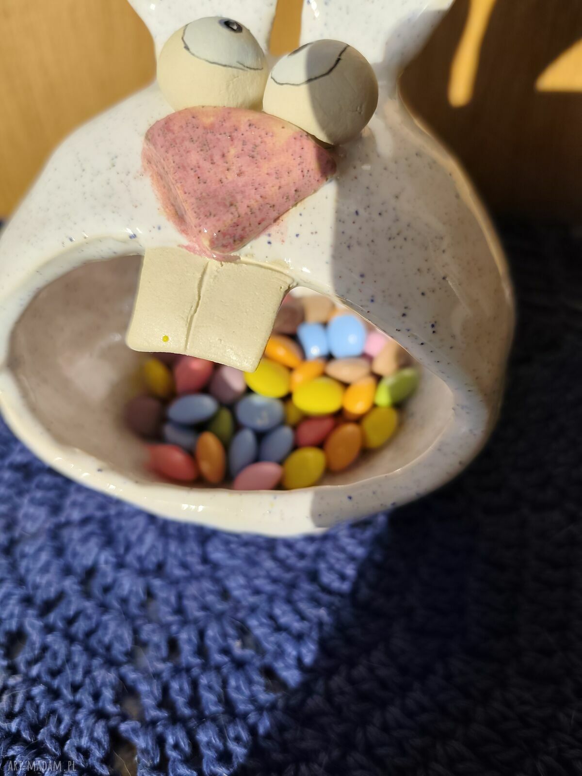 Królik miseczka ceramiczna na Wielkanoc - słodkie jajeczka i cukierki