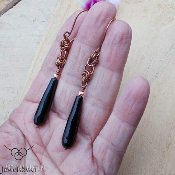 Miedziane krople czerni - kolczyki z onyksu w technice chainmaille