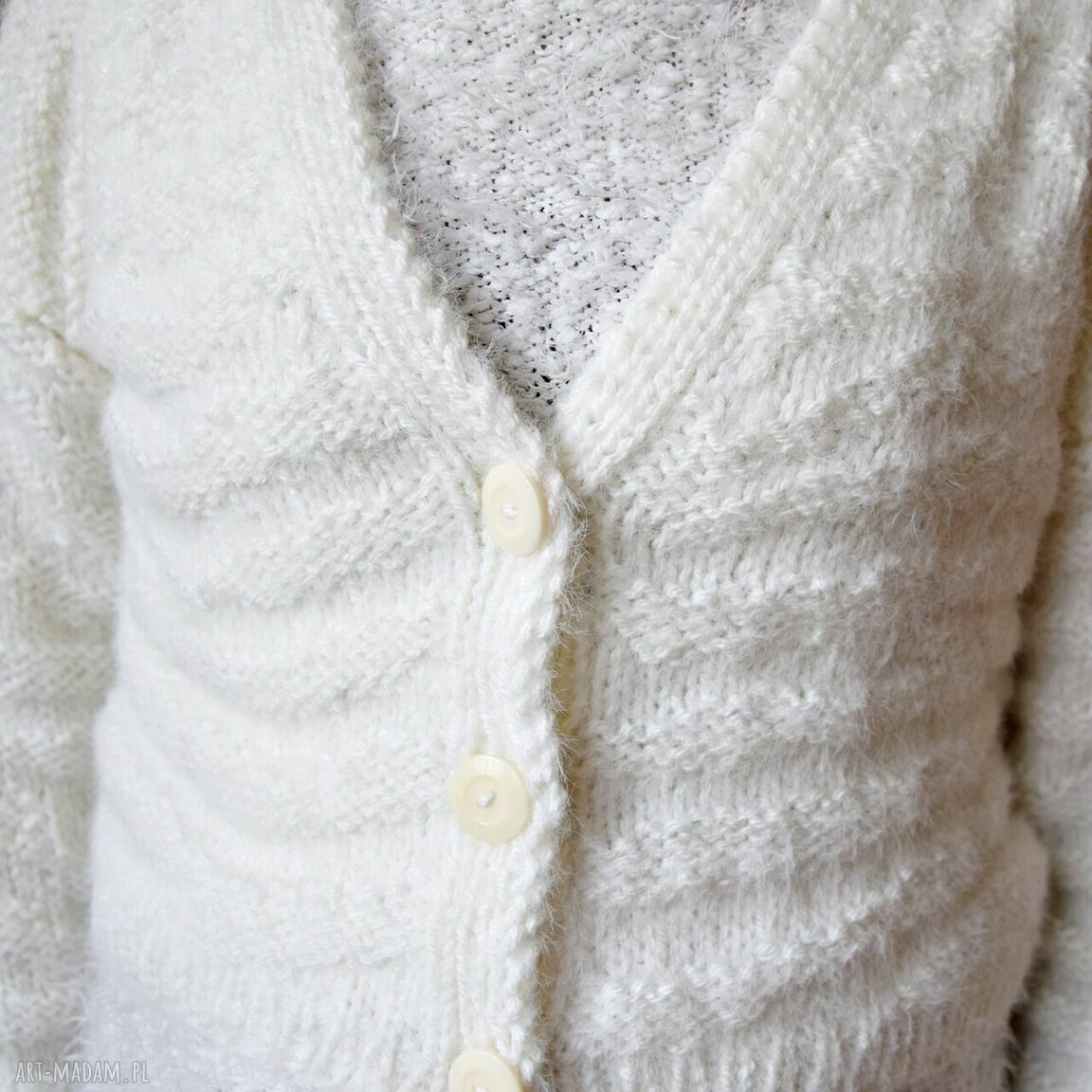 Krótki kardigan sweter rozpinany handmade na guziki - złamana biel