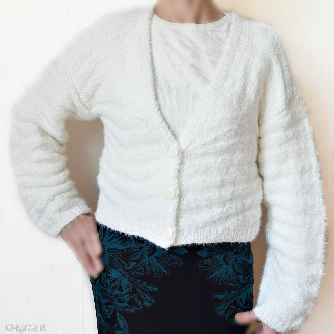 Krótki kardigan sweter rozpinany handmade na guziki - złamana biel