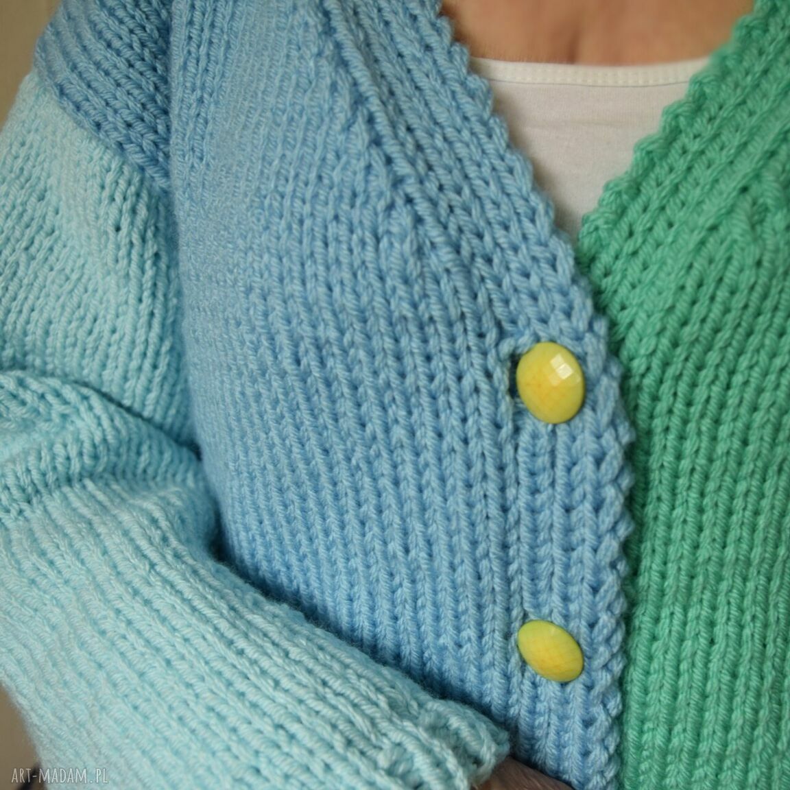 Krótki kardigan oversize rozpinany handmade - błękit i pastelowa zieleń z miodowymi guzikami
