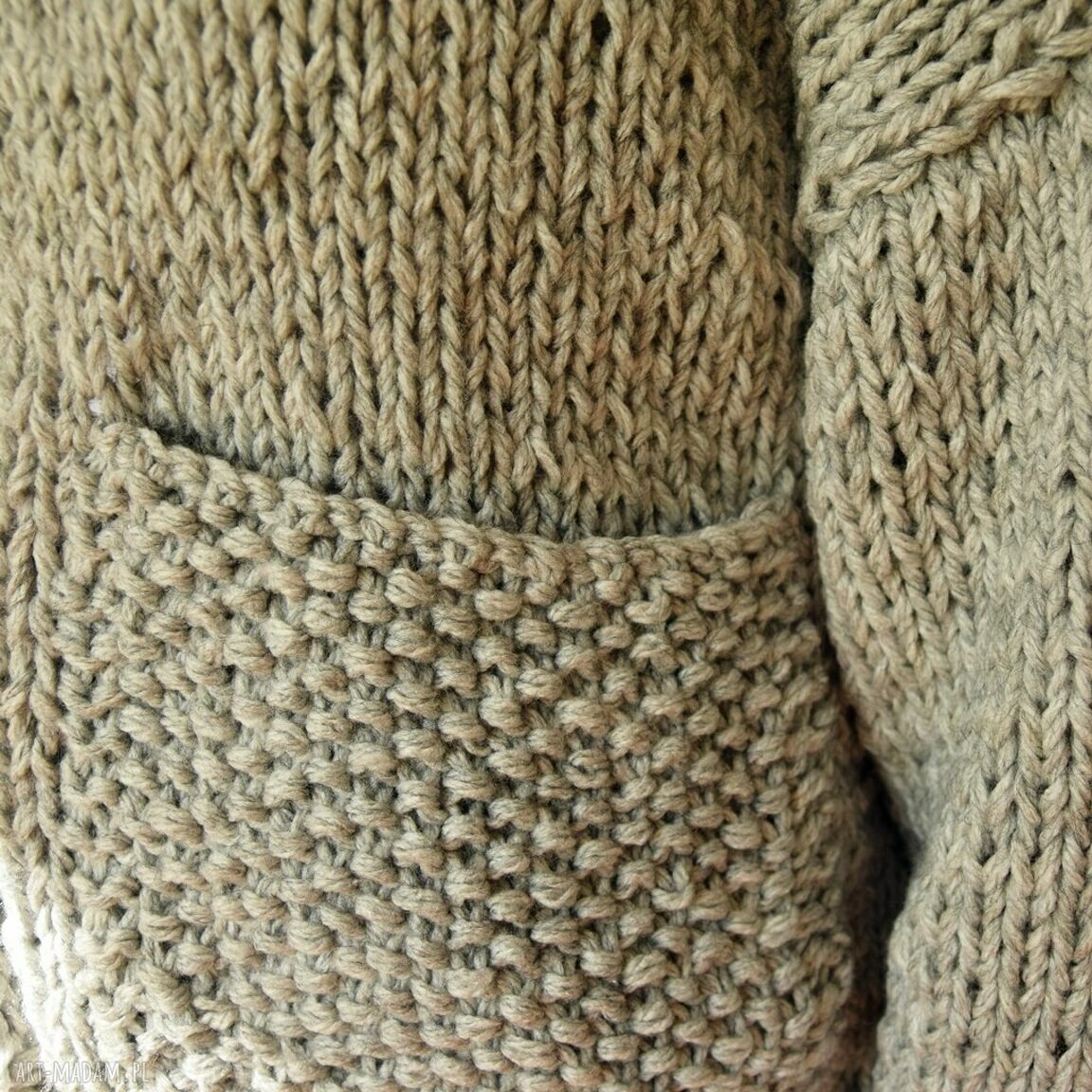 Krótki szary sweter oversize ręcznie robiony na drutach - kardigan narzutka