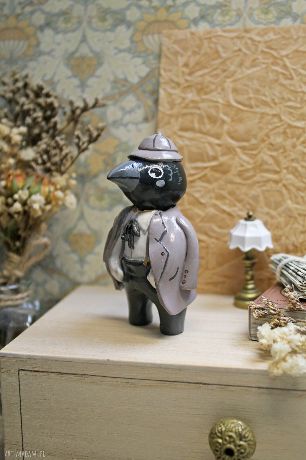 Kruk detektyw - miniaturowa figurka z gliny polimerowej ok. 7,8 cm