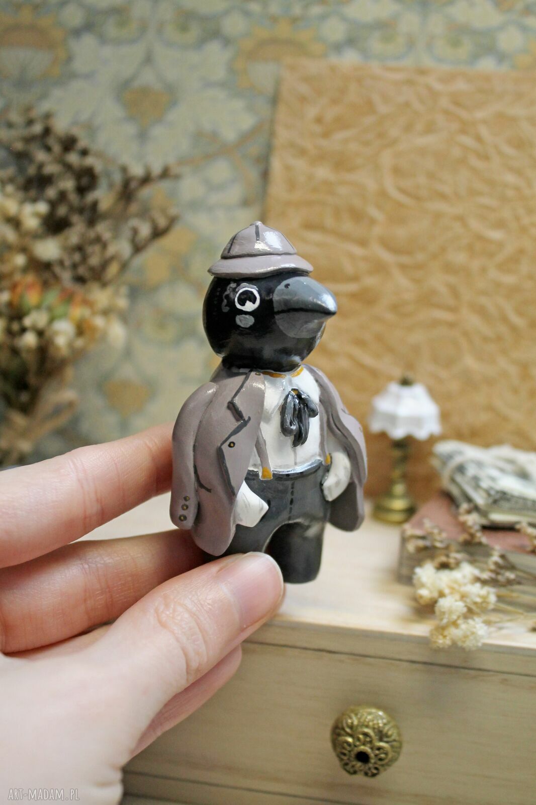 Kruk detektyw - miniaturowa figurka z gliny polimerowej (ok. 7,8 cm)