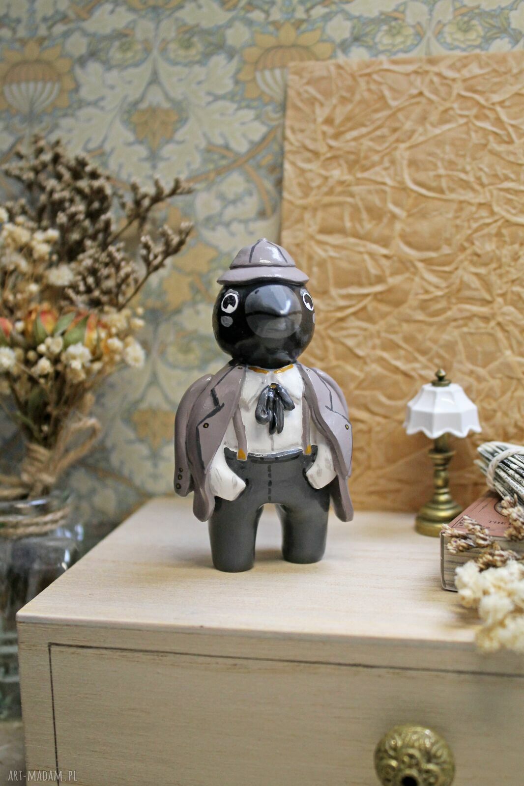 Kruk detektyw - miniaturowa figurka z gliny polimerowej (ok. 7,8 cm)