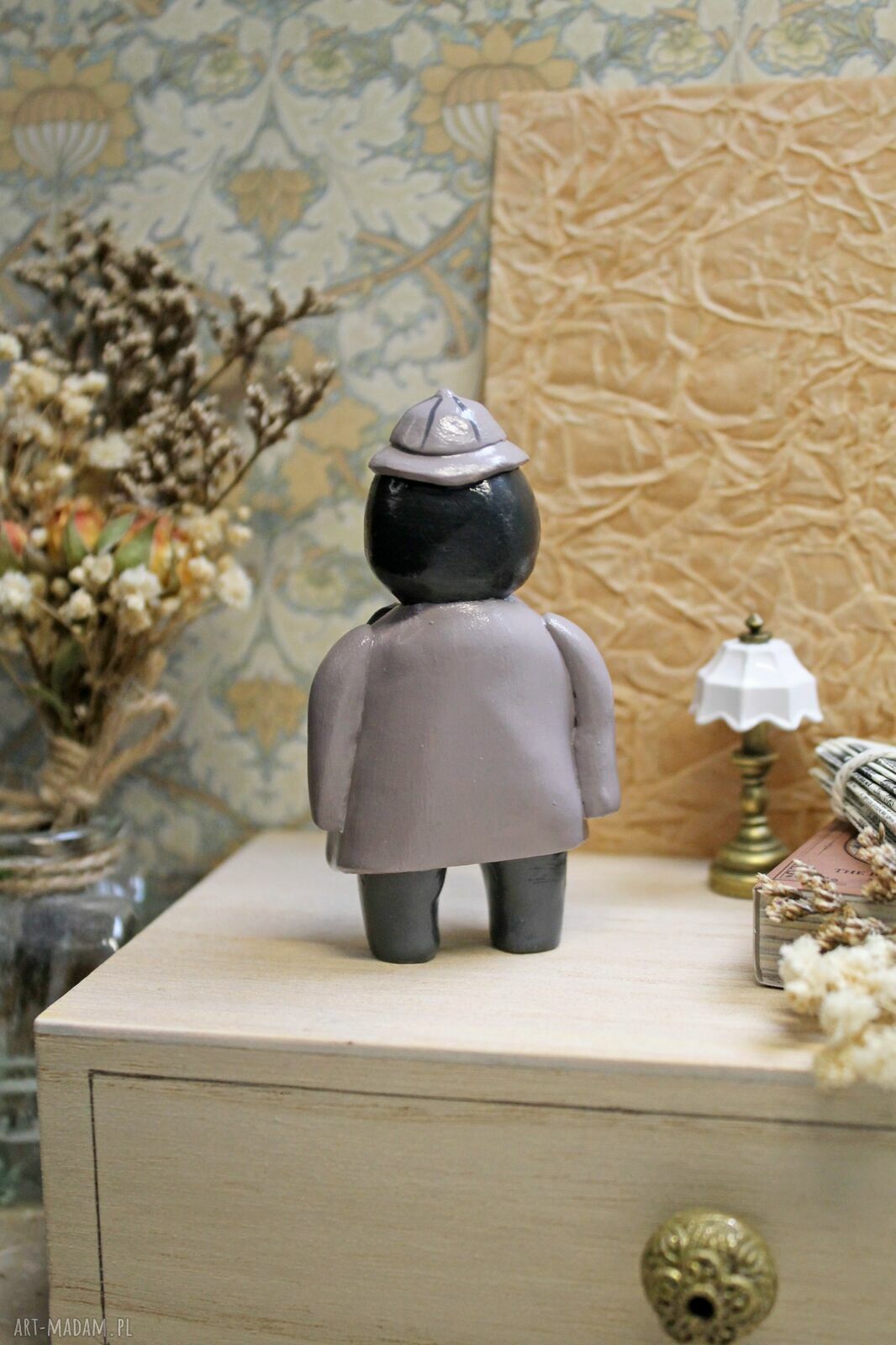 Kruk detektyw - miniaturowa figurka z gliny polimerowej (ok. 7,8 cm)