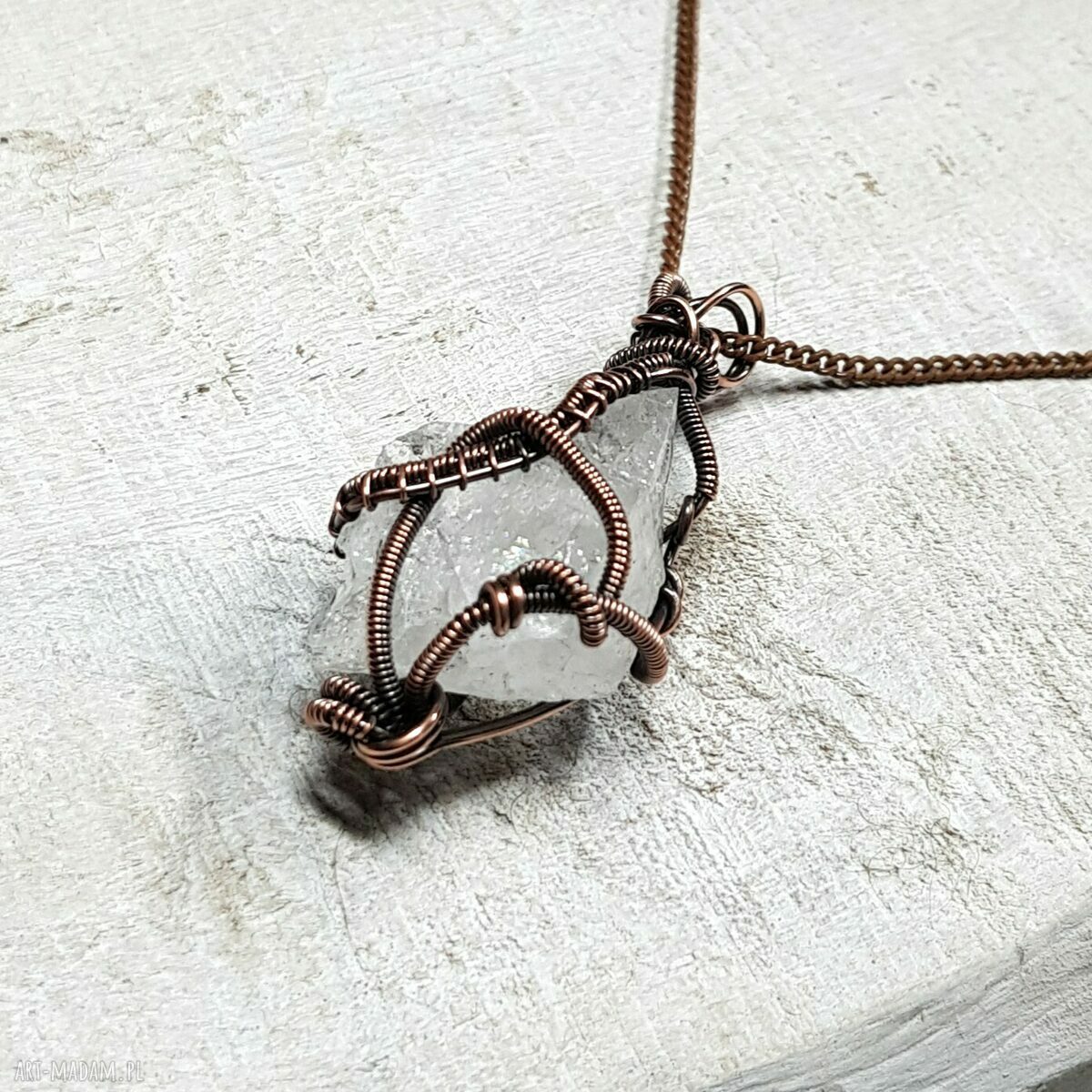 Wisiorek z kryształem górskim wire wrapping - miedź oksydowana