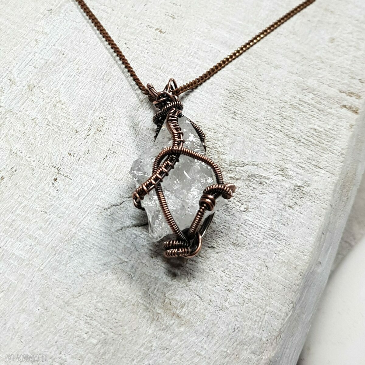 Wisiorek z kryształem górskim wire wrapping - miedź oksydowana