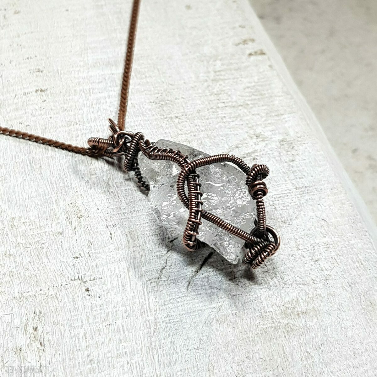 Wisiorek z kryształem górskim wire wrapping - miedź oksydowana