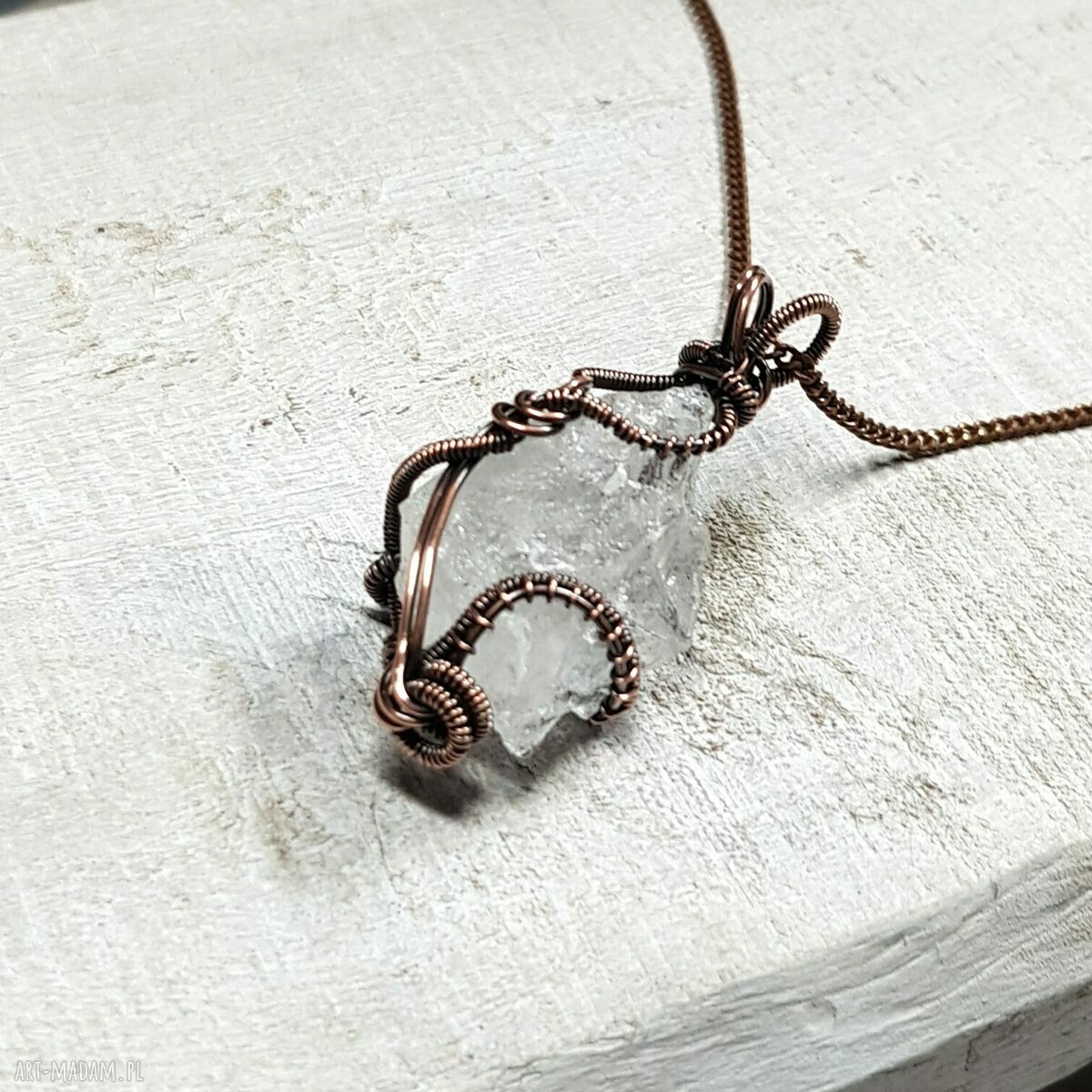 Wisiorek z kryształem górskim wire wrapping - miedź oksydowana