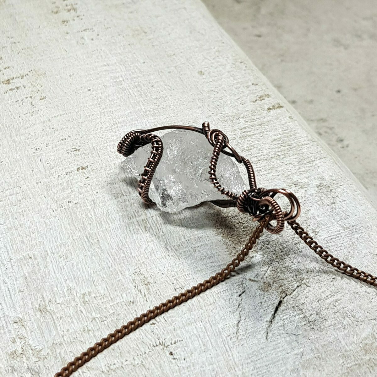 Wisiorek z kryształem górskim wire wrapping - miedź oksydowana