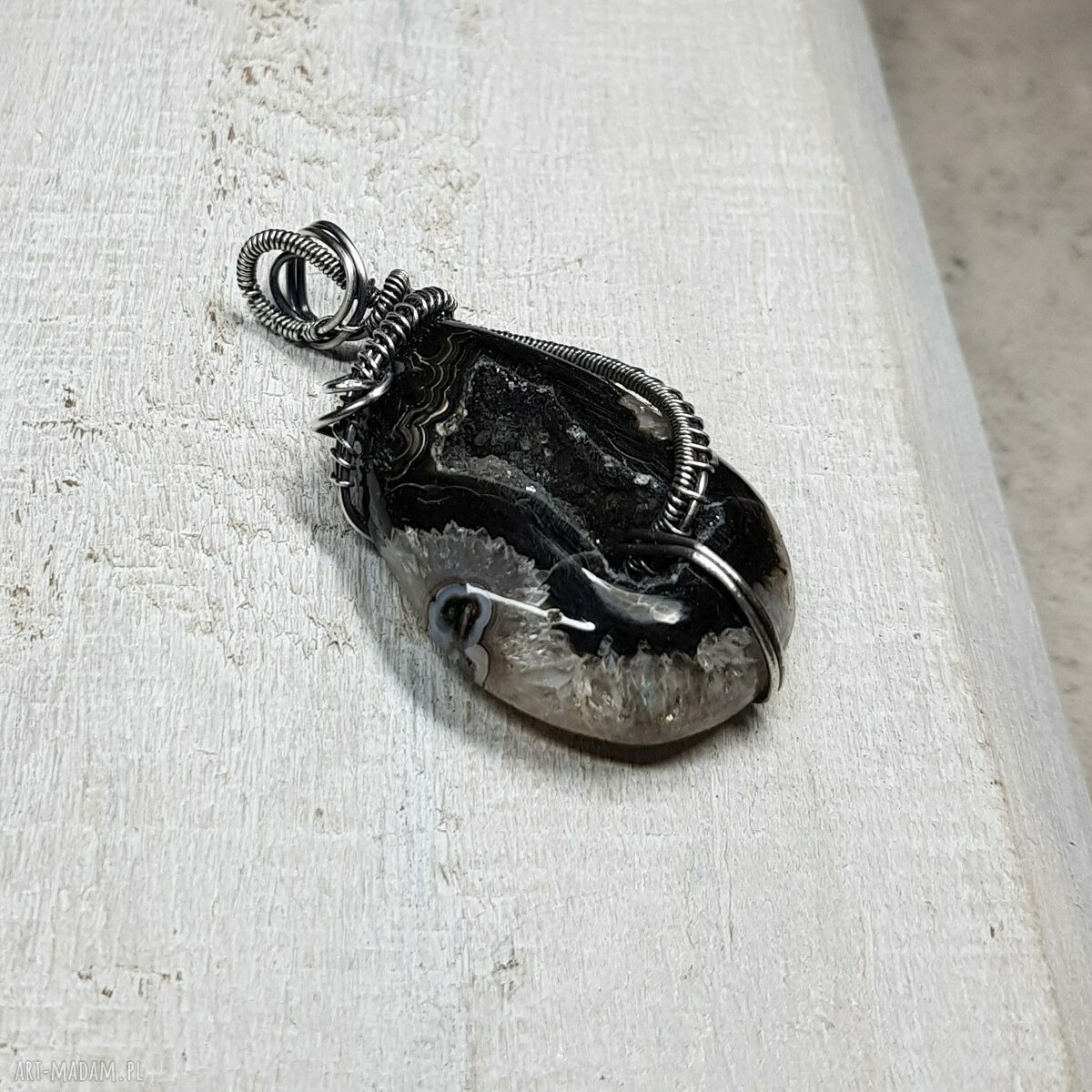 Kryształowa druza agatu - srebrny wisiorek z labradorytem (wire-wrapping)