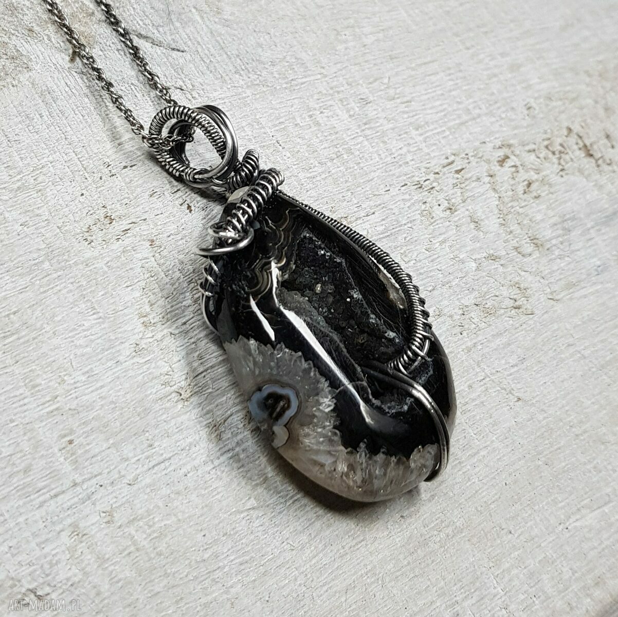 Kryształowa druza agatu - srebrny wisiorek z labradorytem (wire-wrapping)