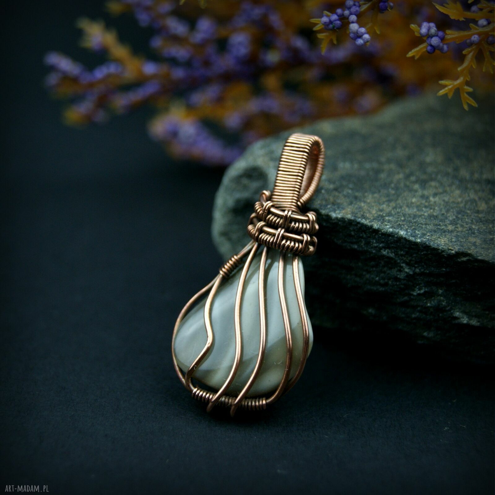 Krzemień pasiasty - wisiorek wire wrapping w miedzianej, oksydowanej oprawie
