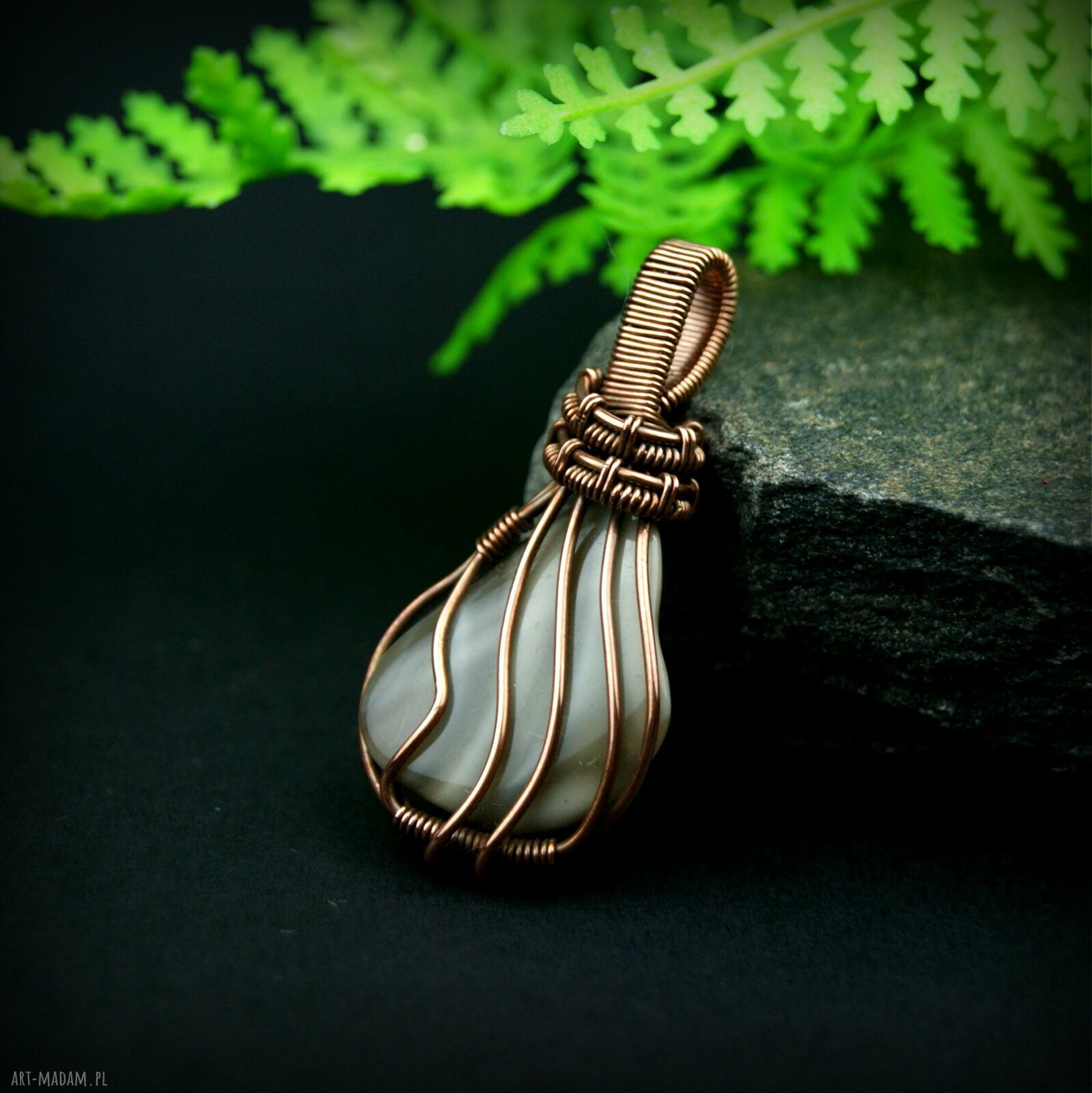 Krzemień pasiasty - wisiorek wire wrapping w miedzianej, oksydowanej oprawie