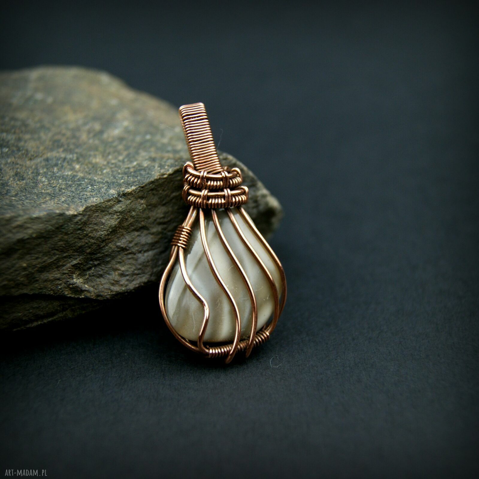 Krzemień pasiasty - wisiorek wire wrapping w miedzianej, oksydowanej oprawie