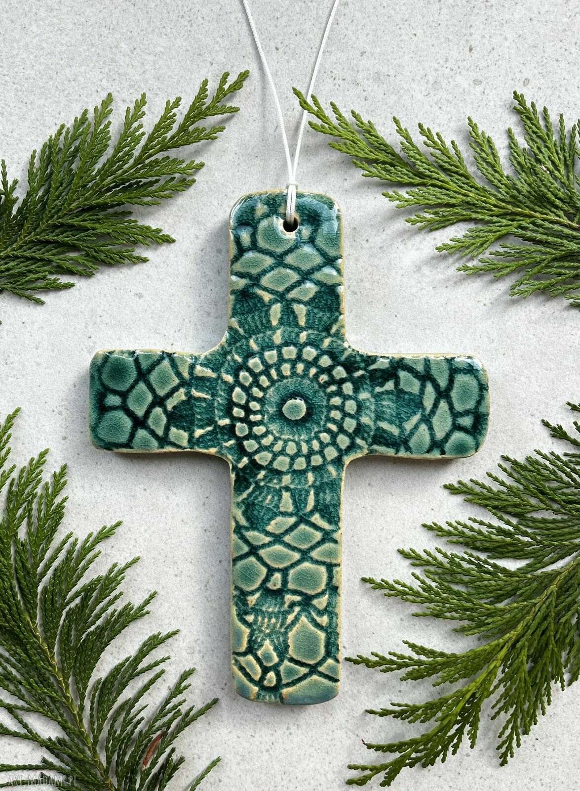 Ręcznie wykonany ceramiczny krzyżyk na ścianę