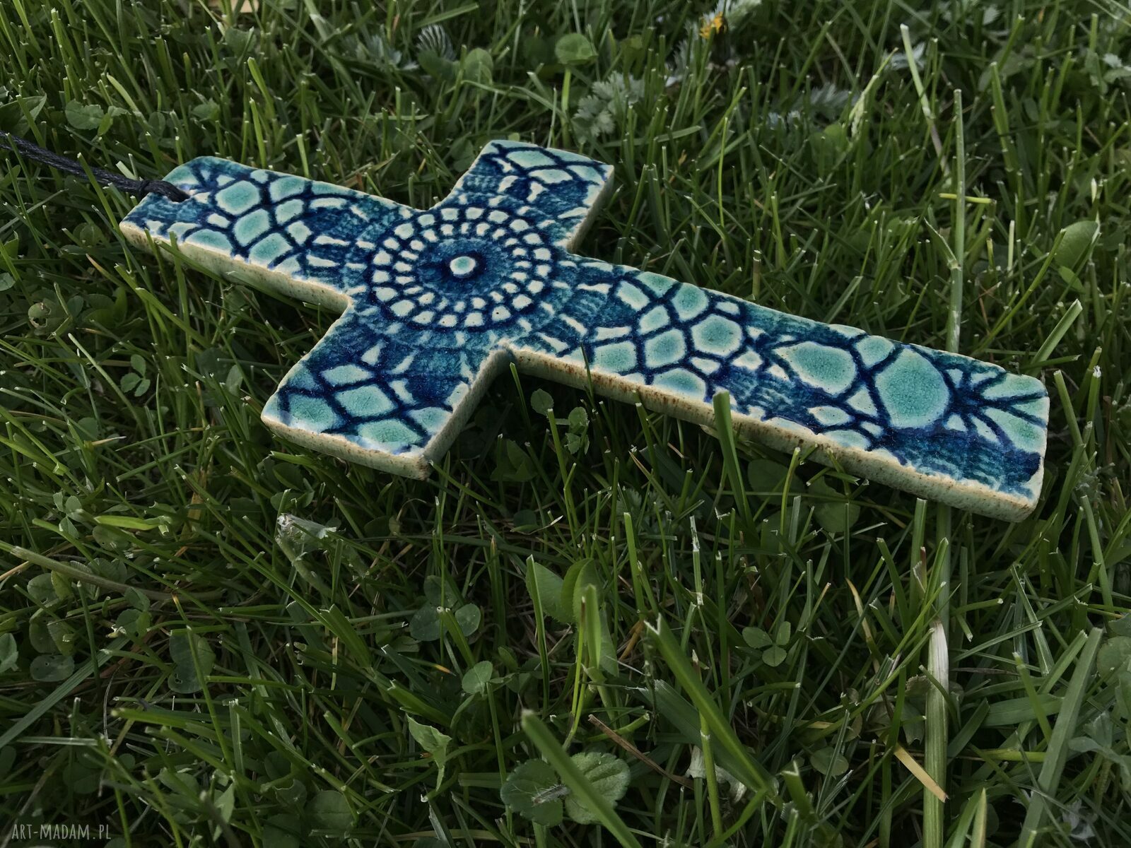 Krzyżyk ceramiczny koronkowy - pamiątka chrztu i komunii do zawieszenia na ścianę