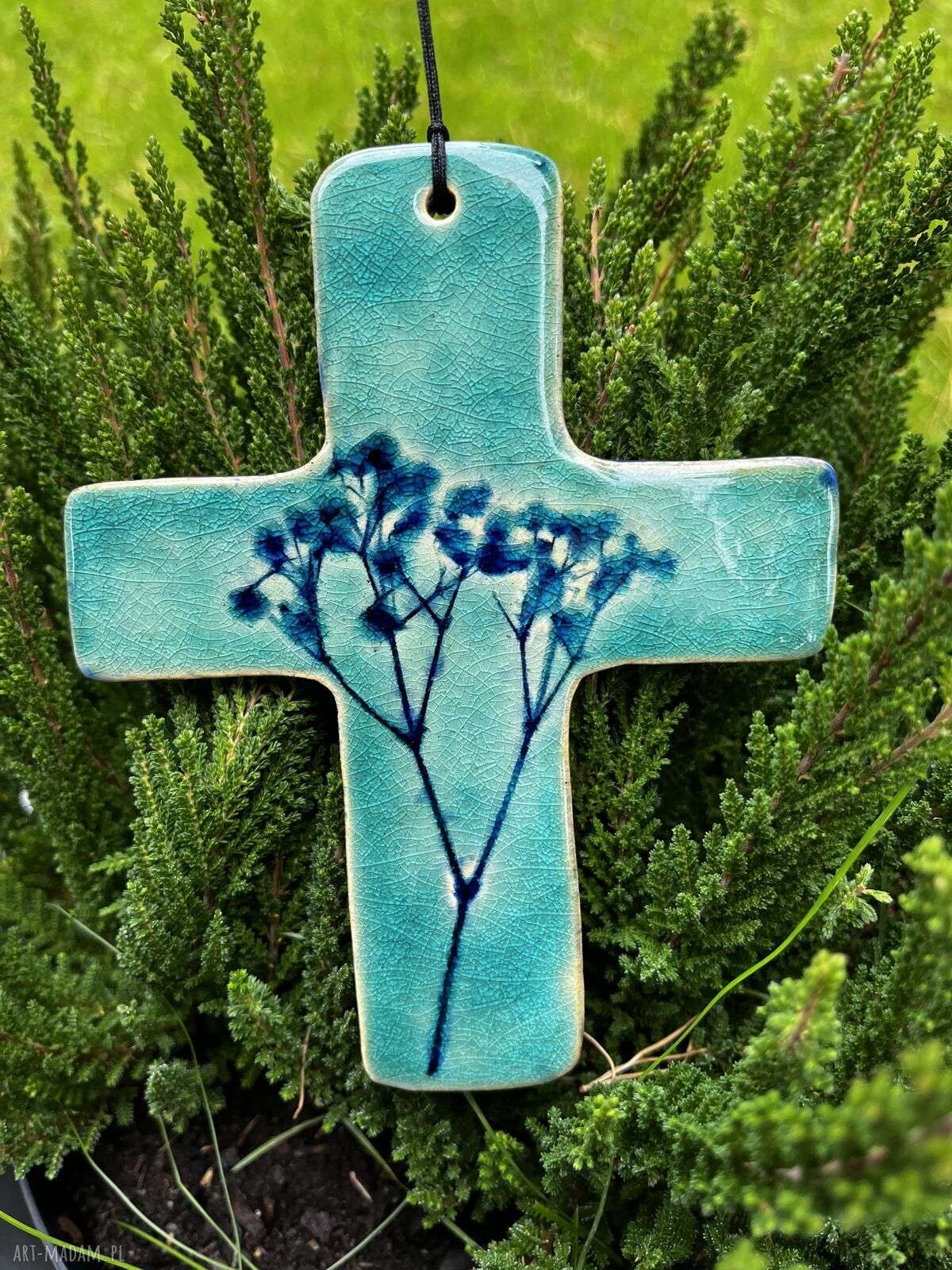 Turkusowy krzyżyk ceramiczny z motywem roślinnym