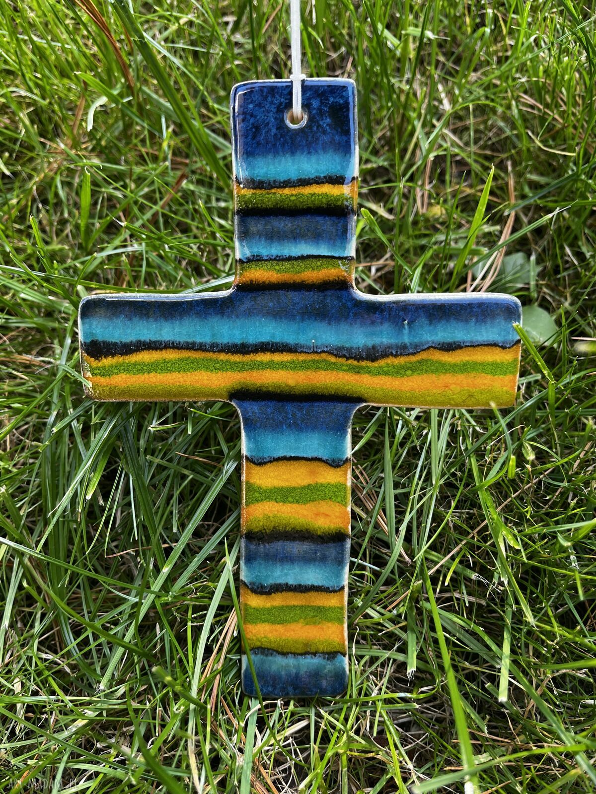 Kolorowy ceramiczny krzyżyk na ścianę