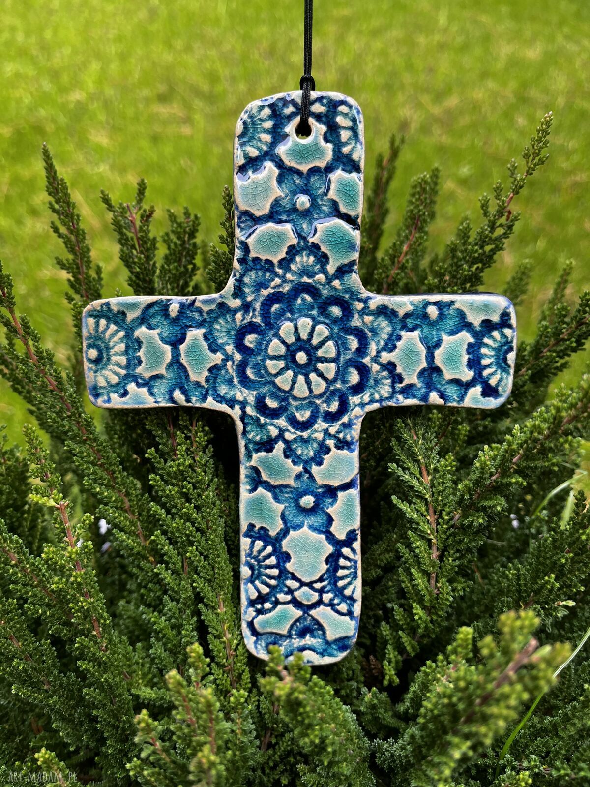 Koronkowy ceramiczny krzyżyk na ścianę