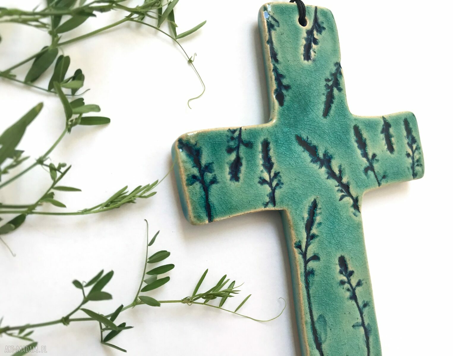 Ceramiczny krzyżyk z odbiciem prawdziwych roślinek