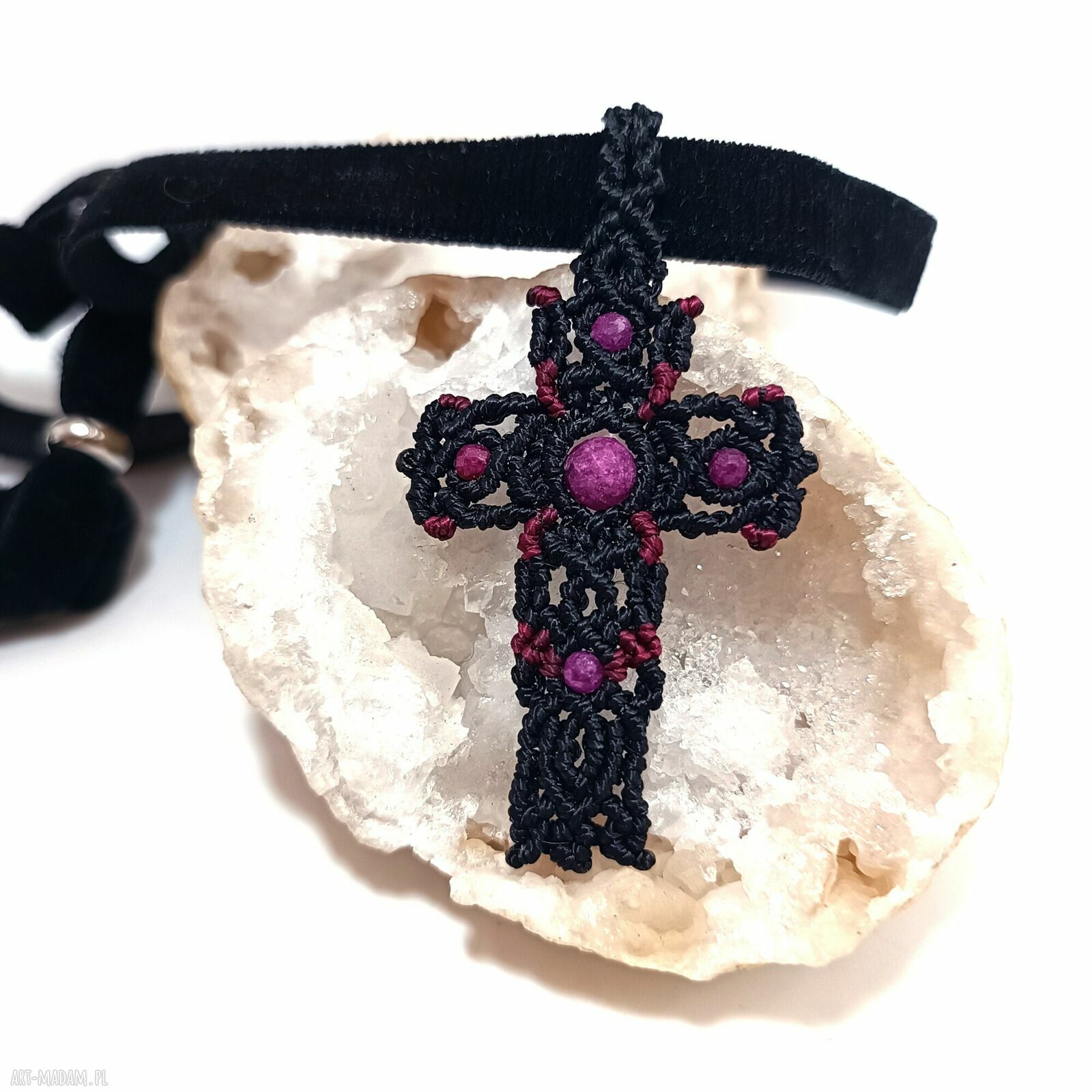 Czarny choker z naturalnym rubinem i krzyżykiem