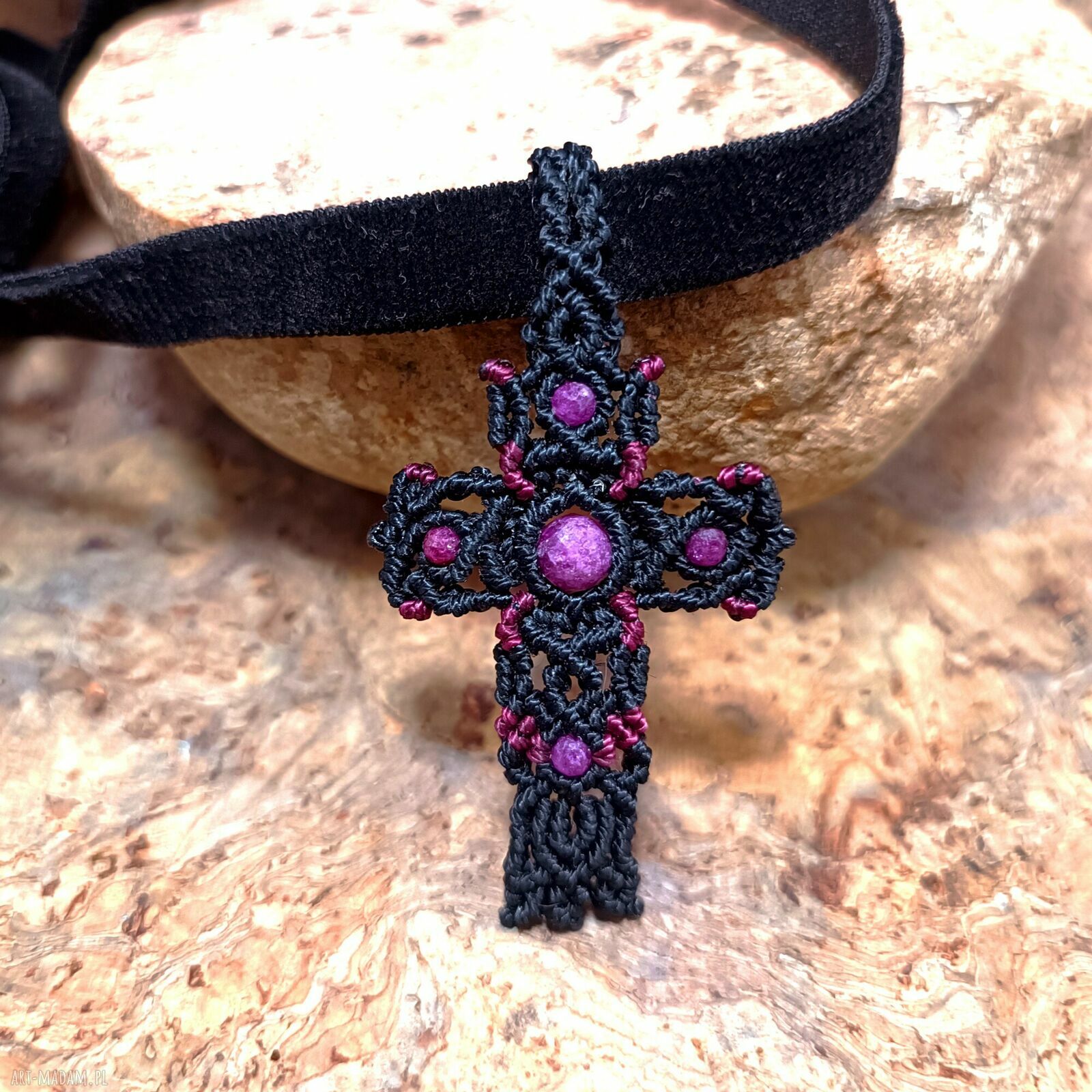 Czarny choker z naturalnym rubinem i krzyżykiem