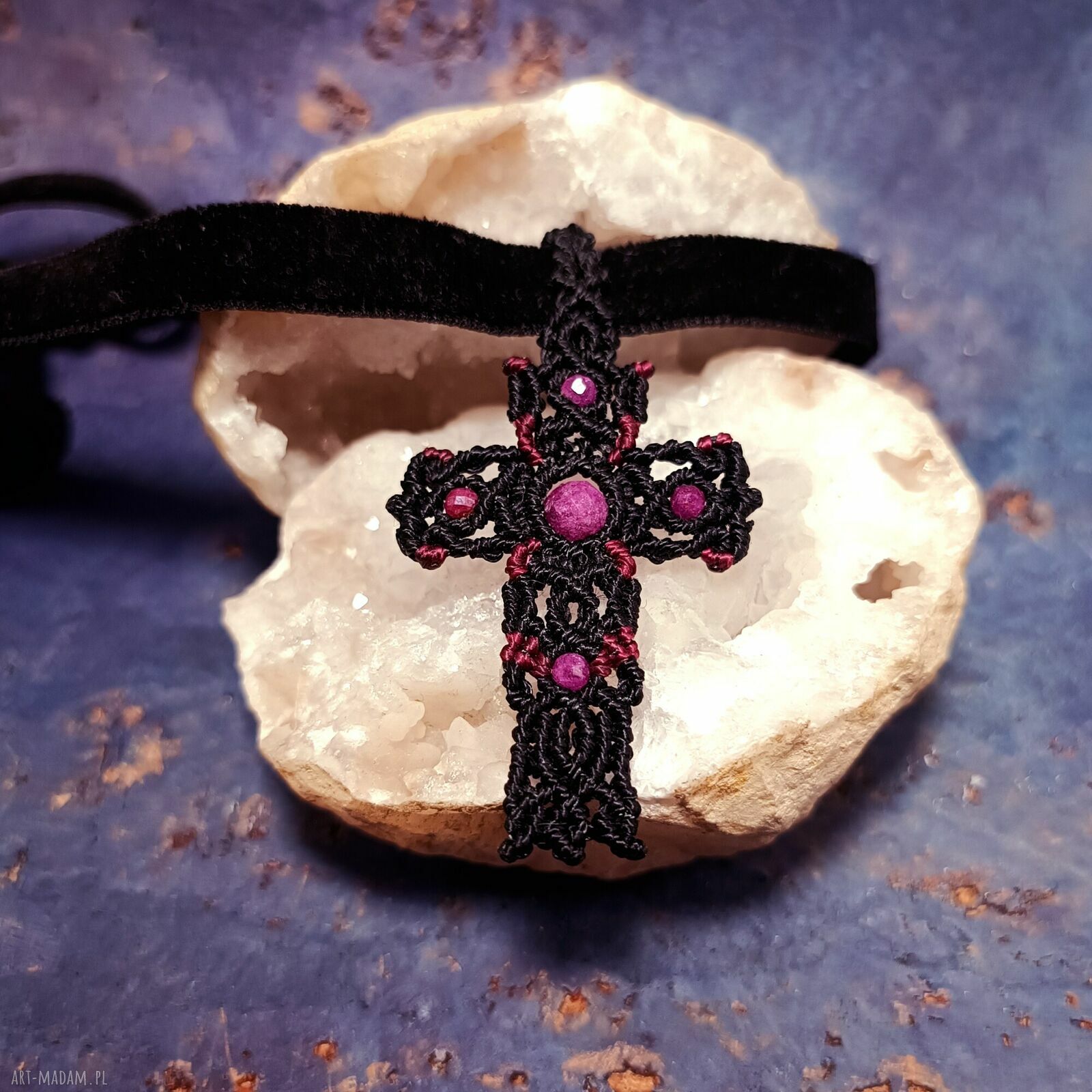 Czarny choker z naturalnym rubinem i krzyżykiem