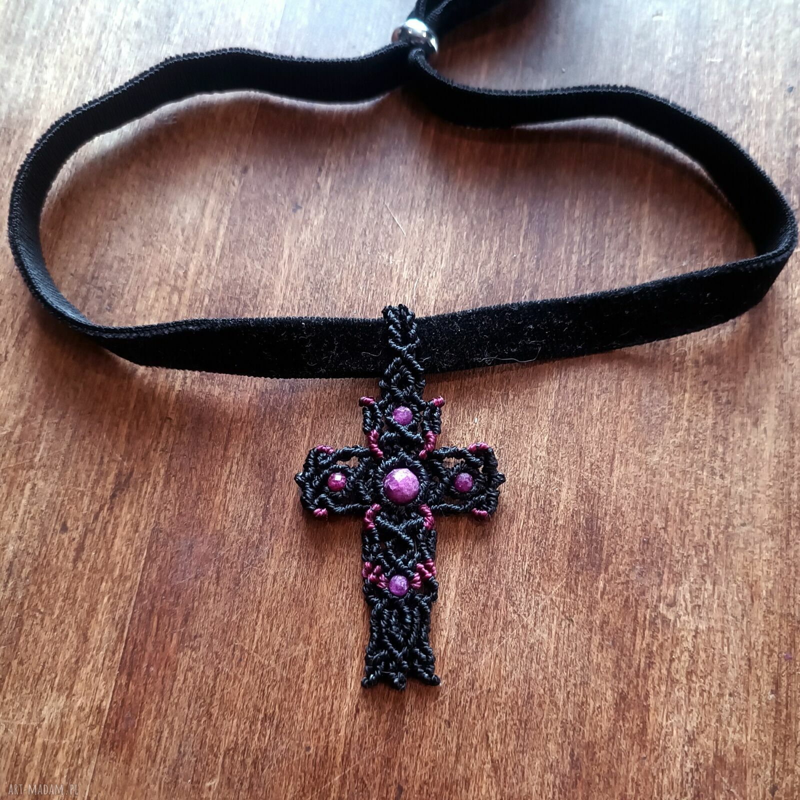 Czarny choker z naturalnym rubinem i krzyżykiem