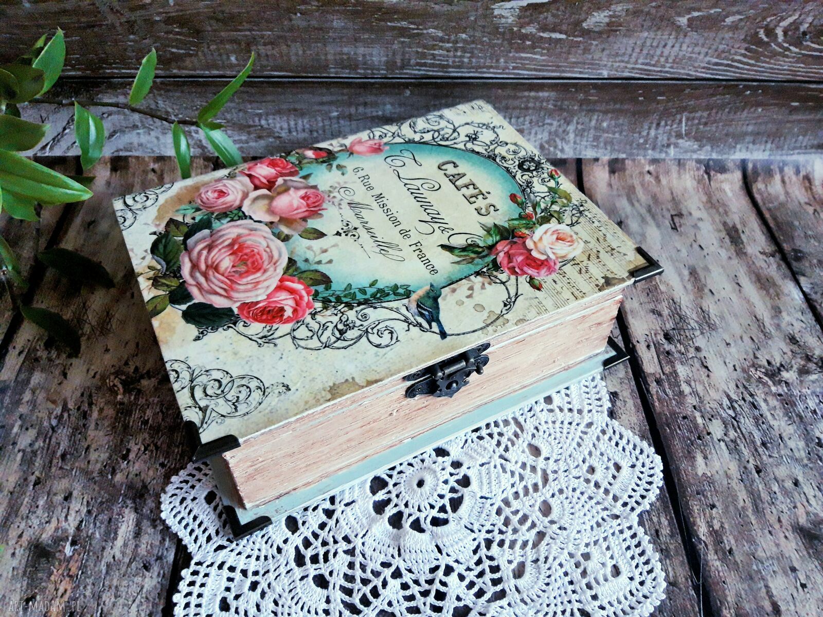 Drewniana szkatułka książka na biżuterię w stylu shabby chic