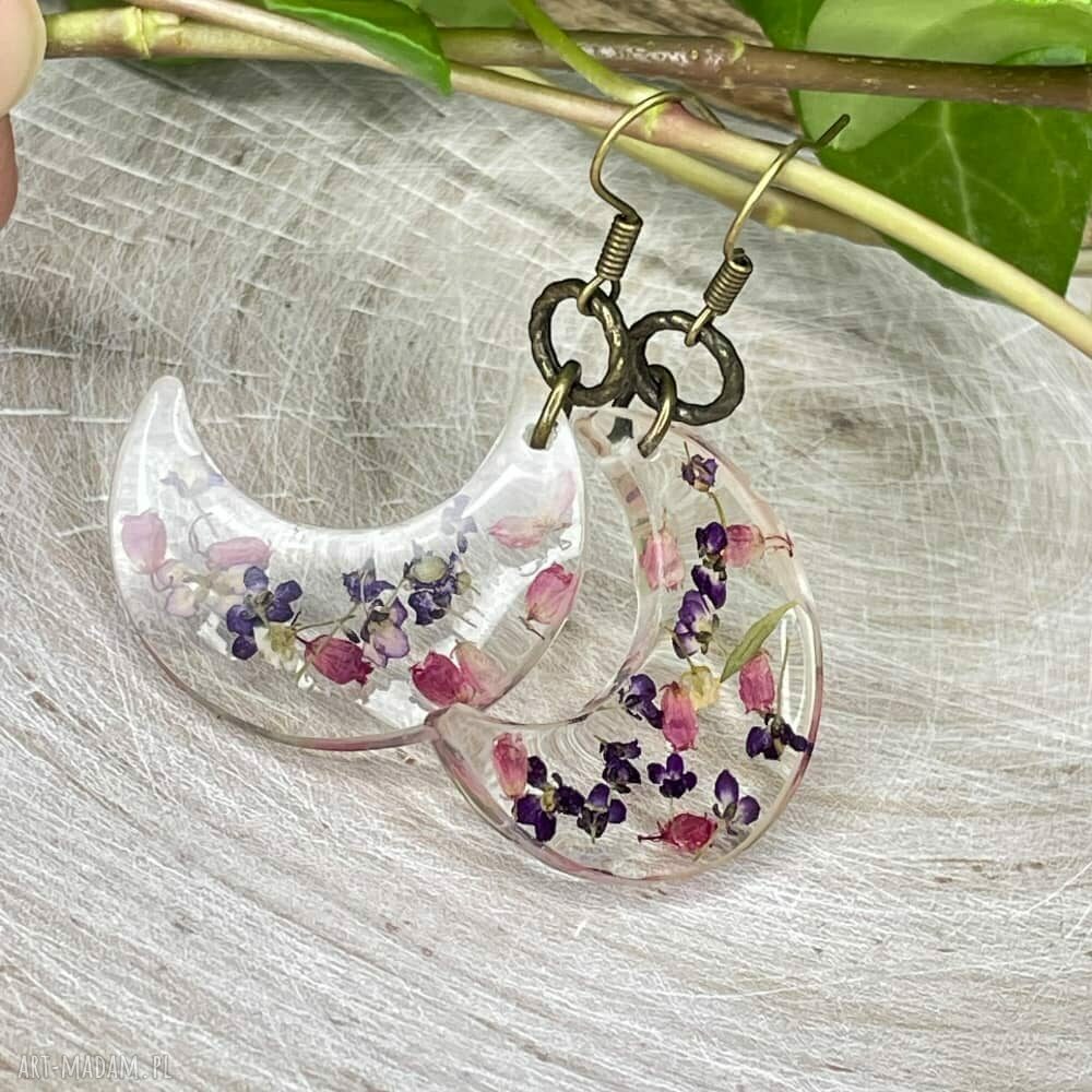 Księżycowe kolczyki z żywicy z fioletowo-różowymi kwiatami - Herbarium Jewelry