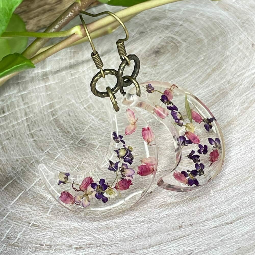 Księżycowe kolczyki z żywicy z fioletowo-różowymi kwiatami - Herbarium Jewelry