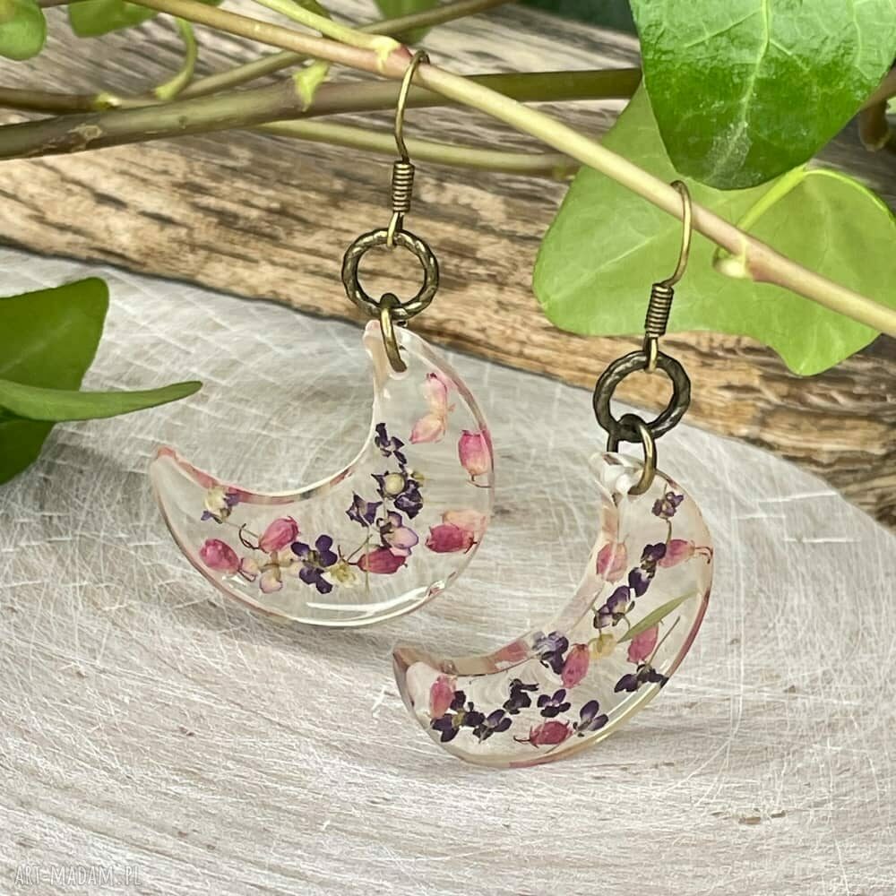 Księżycowe kolczyki z żywicy z fioletowo-różowymi kwiatami - Herbarium Jewelry