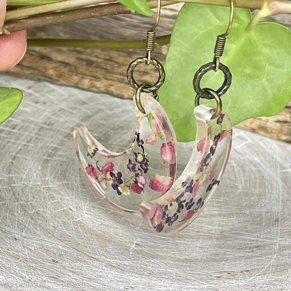 Księżycowe kolczyki z żywicy z fioletowo-różowymi kwiatami - Herbarium Jewelry