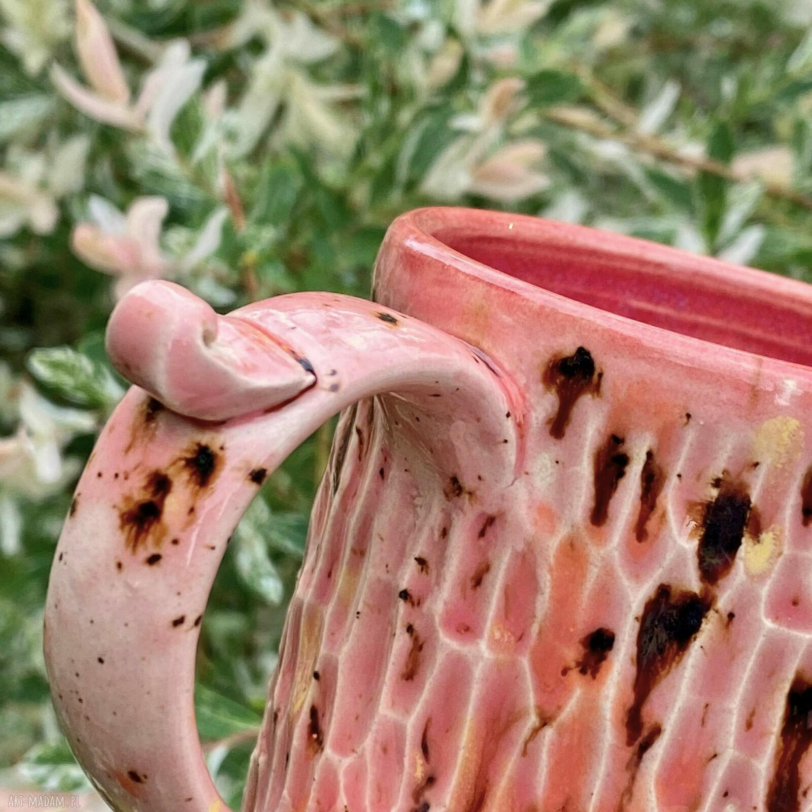 Różowy kubek ceramiczny 200 ml Landrynka z podpórką pod kciuk