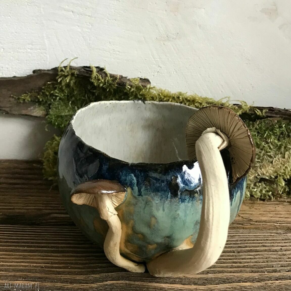 Ręcznie robiony kubek ceramiczny z motywem dwóch grzybów