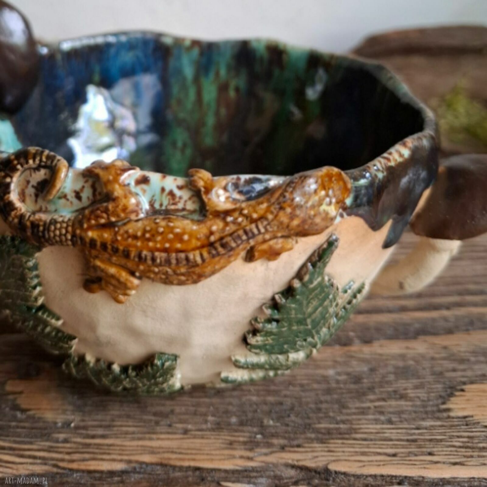 Kubek ceramiczny Leśny - handmade z paprociami, grzybami i jaszczurką