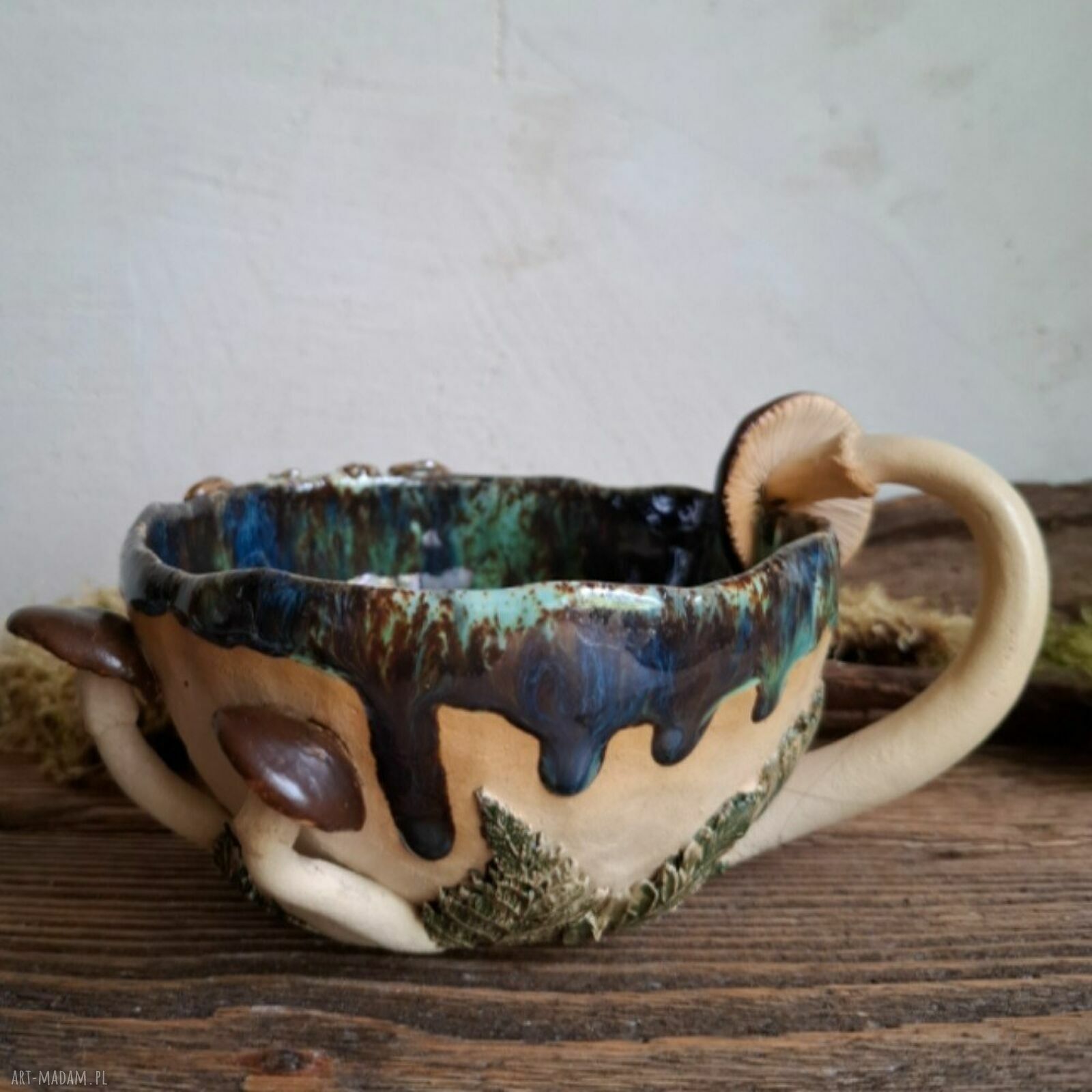 Kubek ceramiczny Leśny - handmade z paprociami, grzybami i jaszczurką