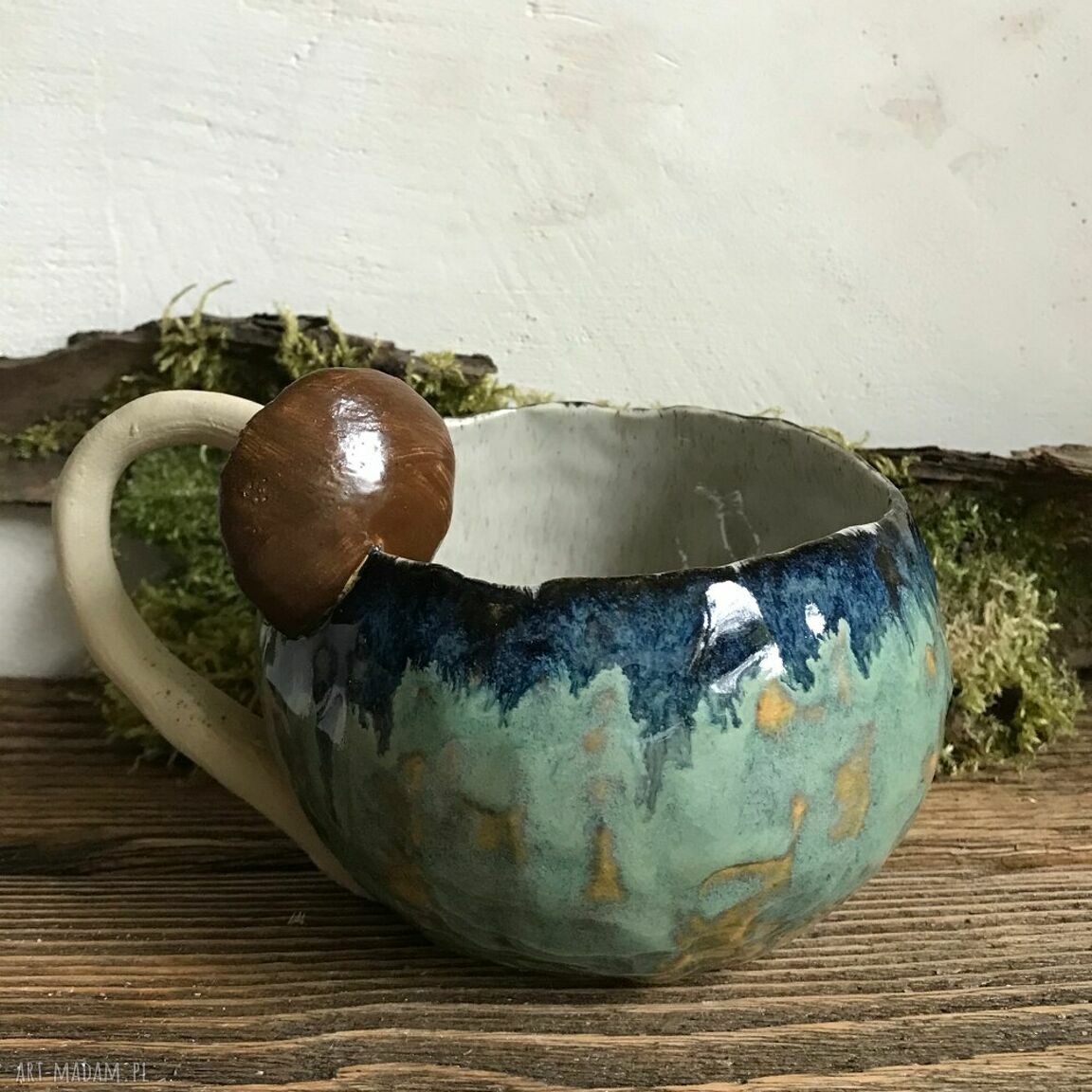 Ręcznie robiony kubek ceramiczny z motywem dwóch grzybów