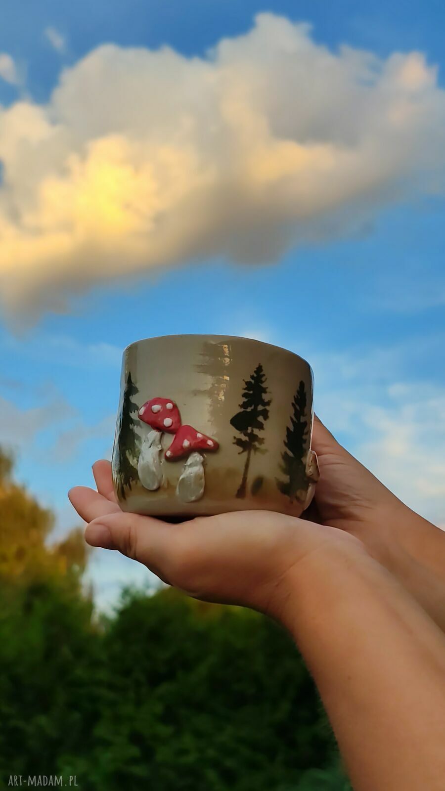 Kubek ceramiczny handmade z motywem lasu i grzybów