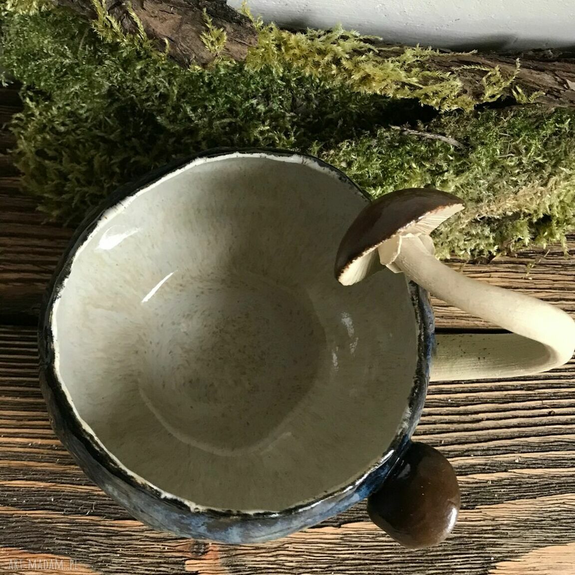 Ręcznie robiony kubek ceramiczny z motywem dwóch grzybów
