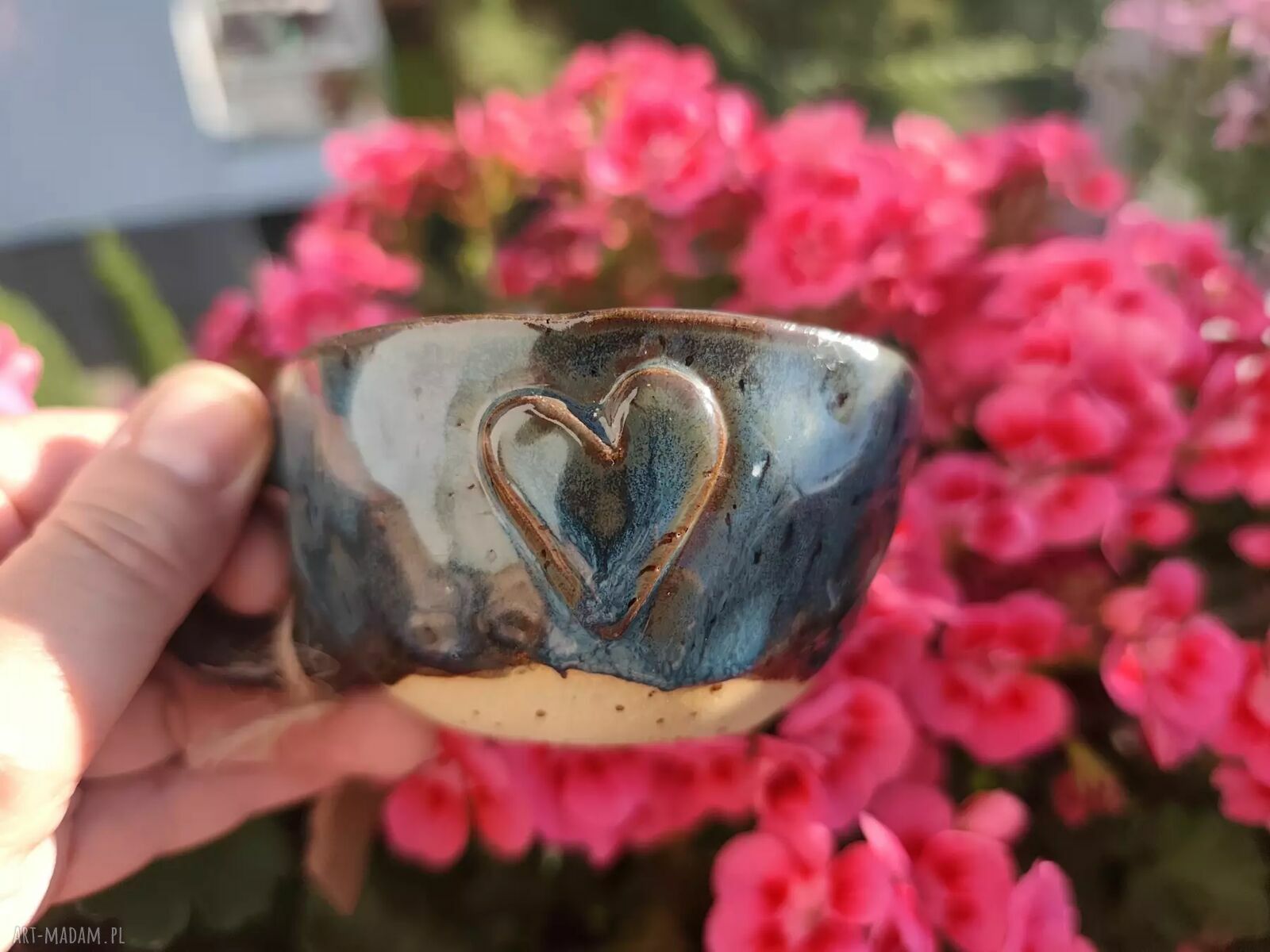 Ręcznie robiony kubek ceramiczny z sercem