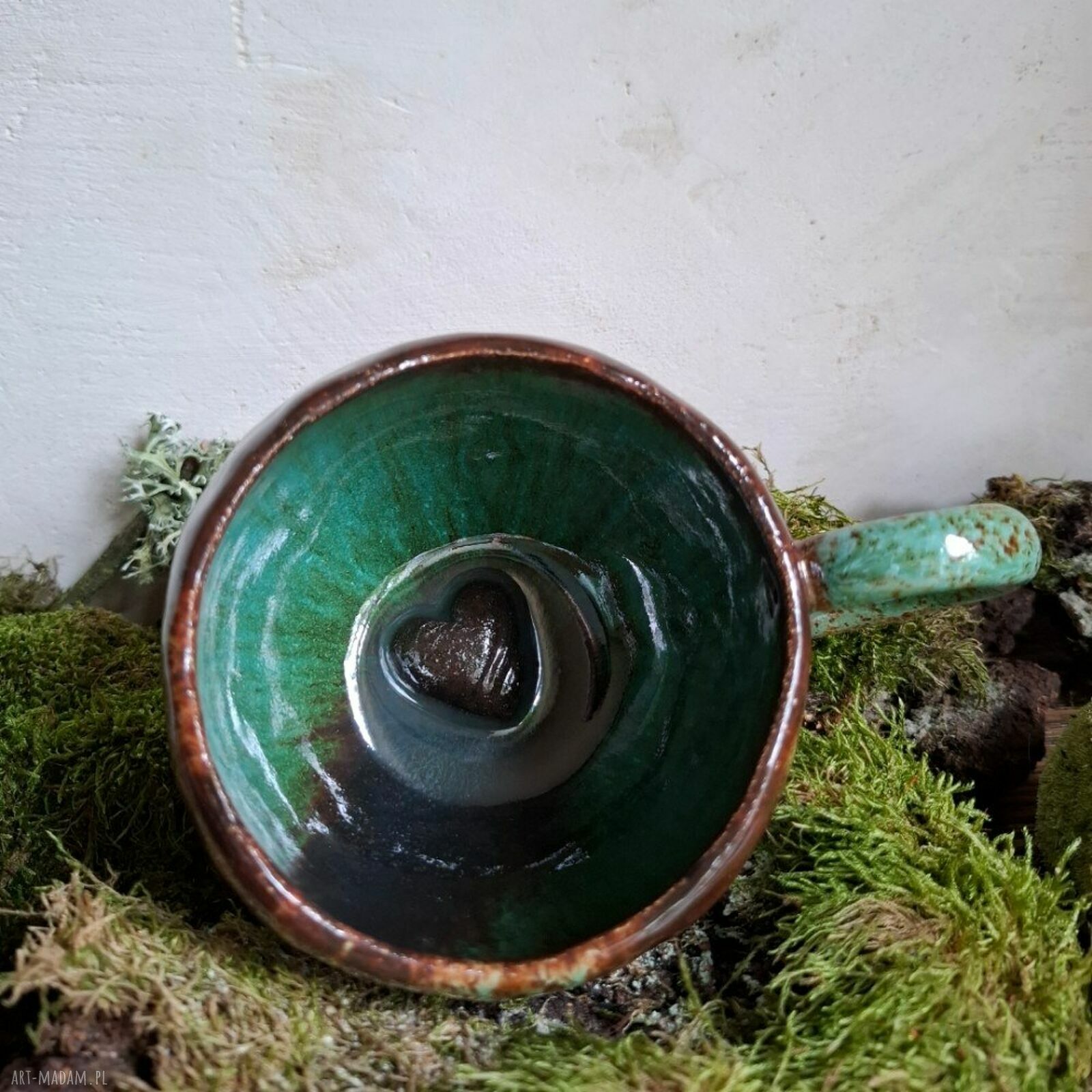 Ręcznie robiony kubek ceramiczny z serduszkiem w środku
