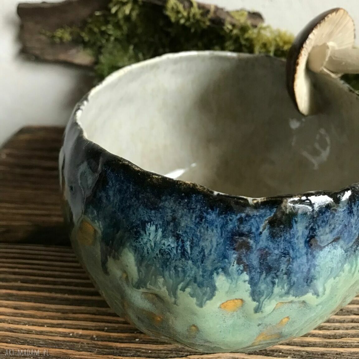 Ręcznie robiony kubek ceramiczny z motywem dwóch grzybów